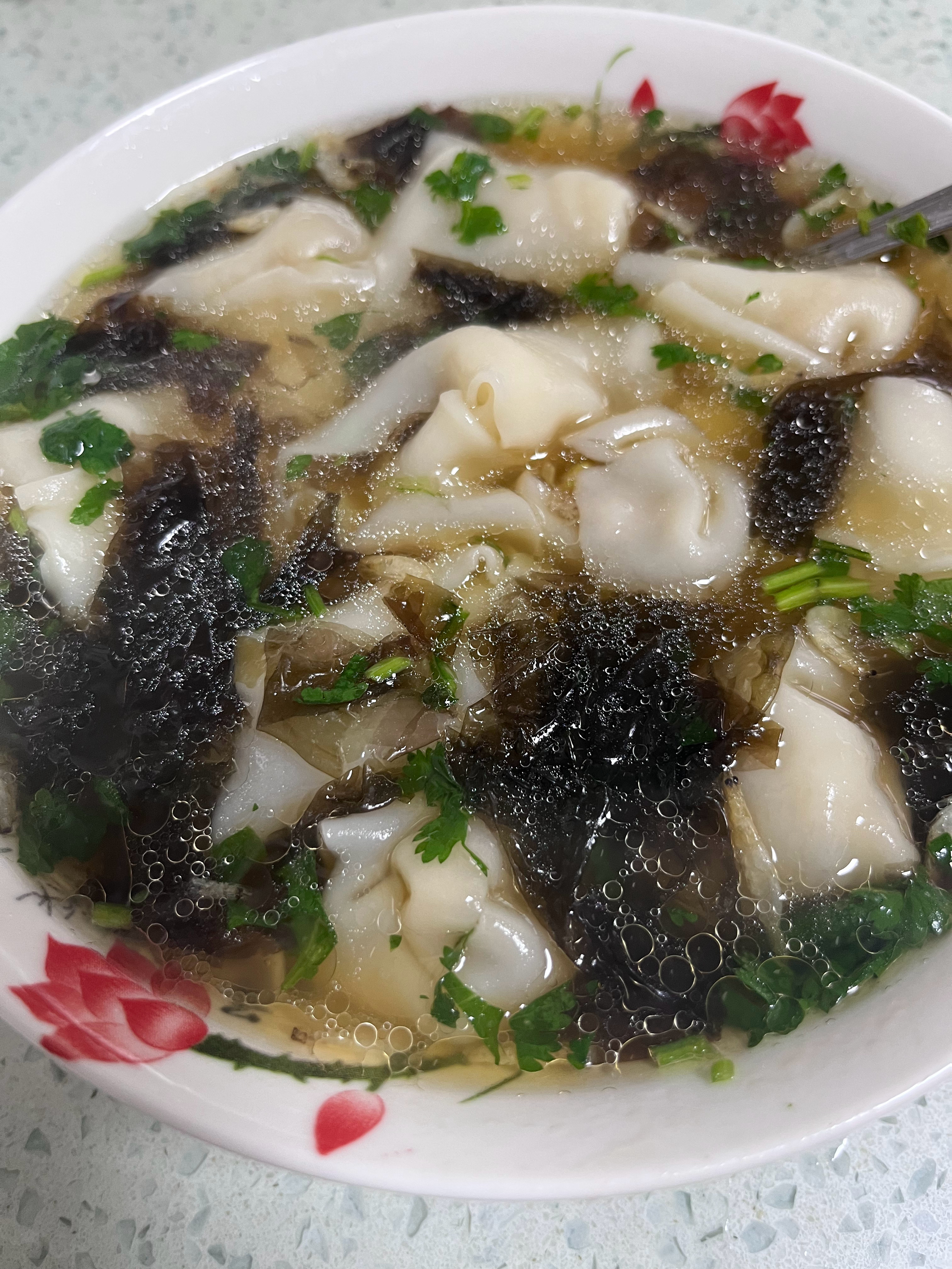 早安啊！今日份早餐热腾腾的馄饨～吃完收拾出发，和儿子一起去看电影～ 