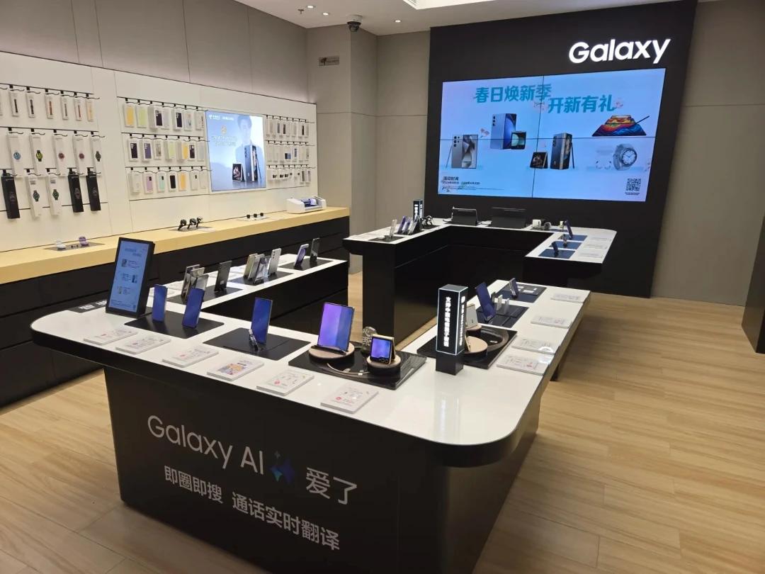 不知道大家在的城市还有多少三星线下店，反正我是见得少了，而且基本都没什么人。。。