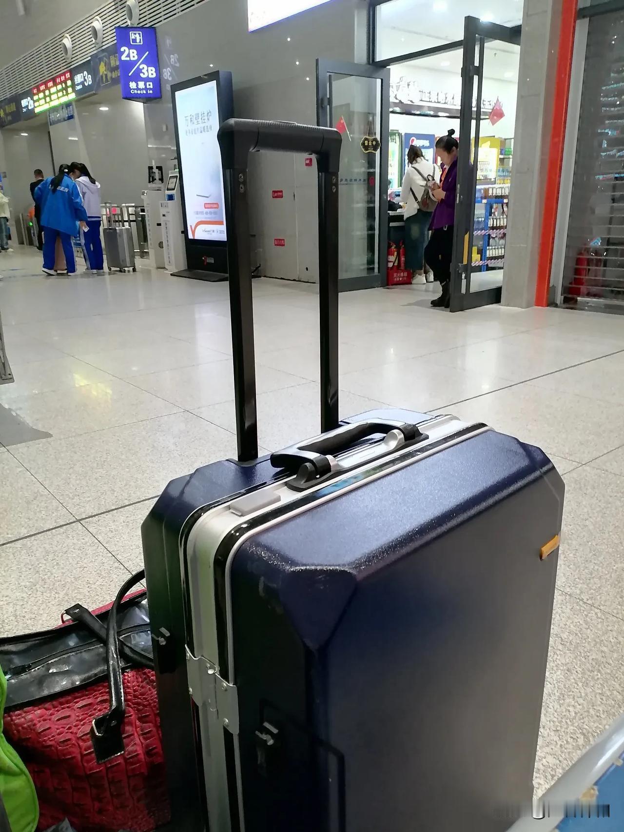 我们今天晚上，已经坐上了火车去云南省弥勒市旅居生活。

        我们是在