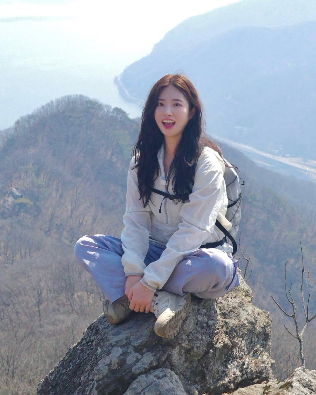 山顶风景，那真是美如画！之前我去爬一座山，背着行囊一路向上。越往上走，景色越不一