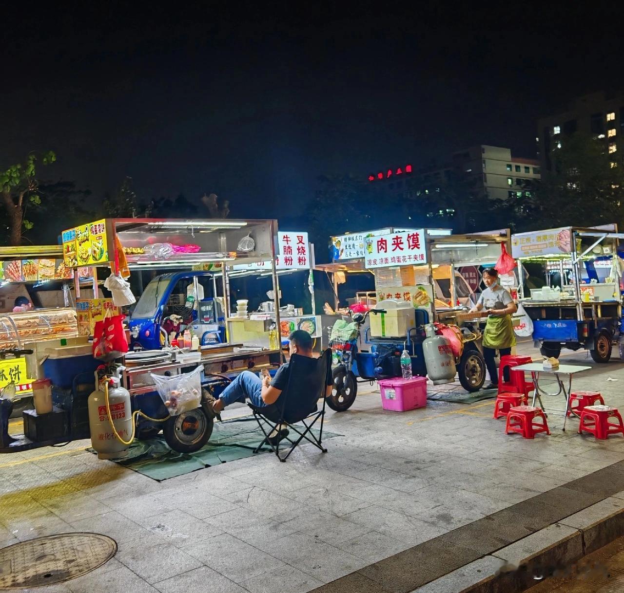 投资8000块，买个三蹦子搞地摊小吃，月入过万，走上人生巅峰
 
一看到这夜市摊