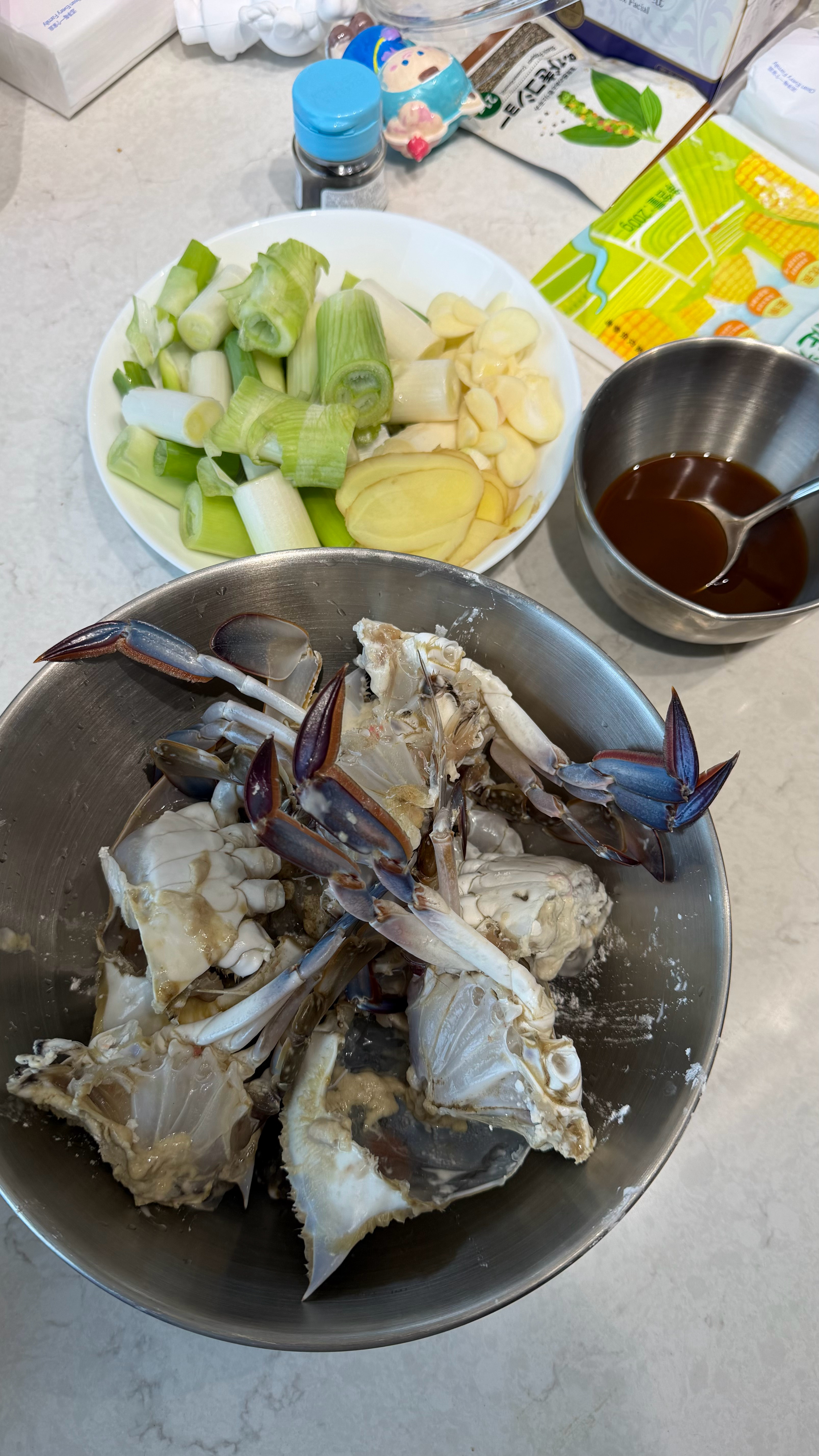 开市客梭子蟹45一斤，冰鲜的，我已经有了必须葱姜蒜炒试试看吧，这样吃不出鲜活。结