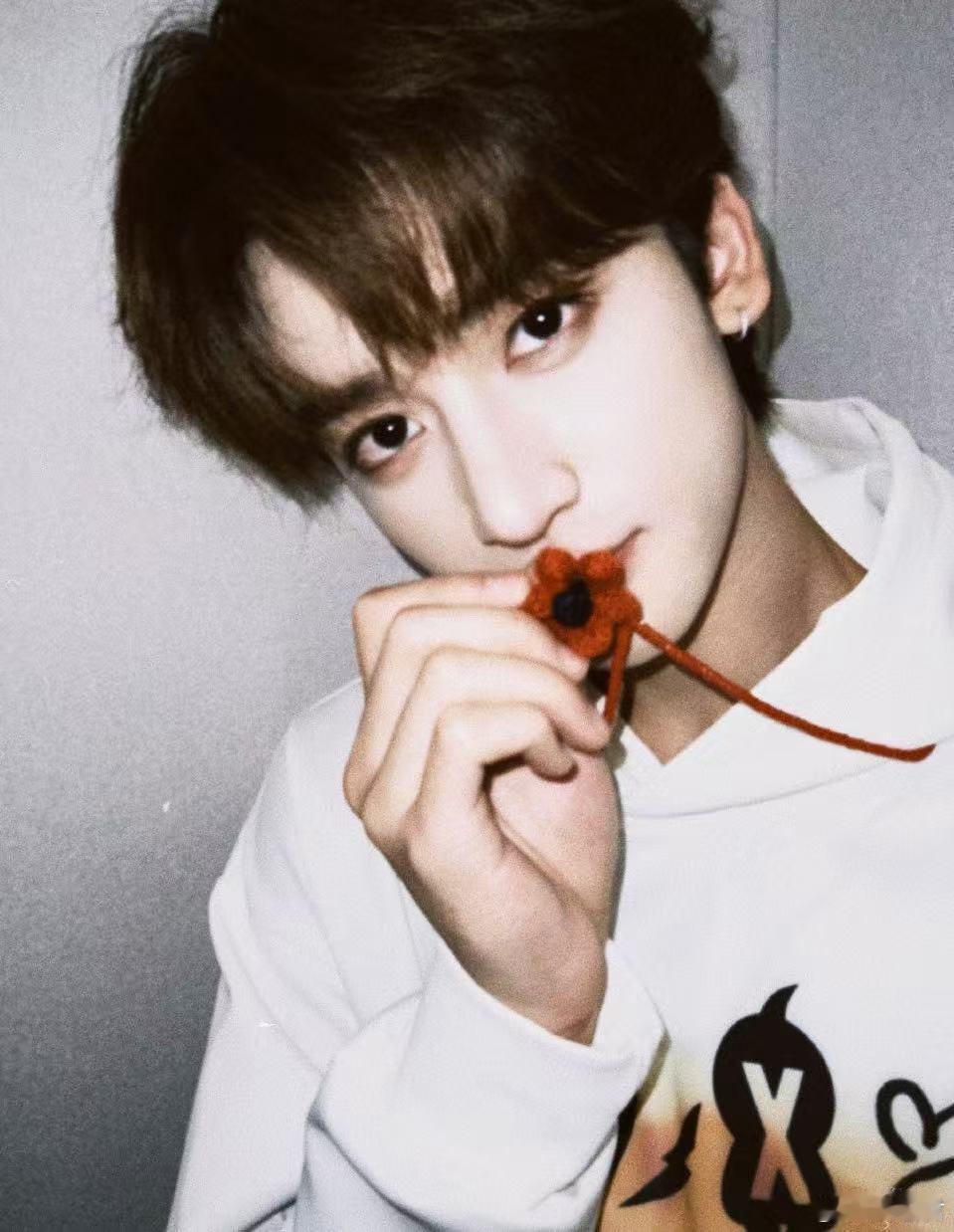 邓佳鑫周深能不能把合作当个事办 真的被邓佳鑫可爱到了，采访里光明正大许愿，就盼着