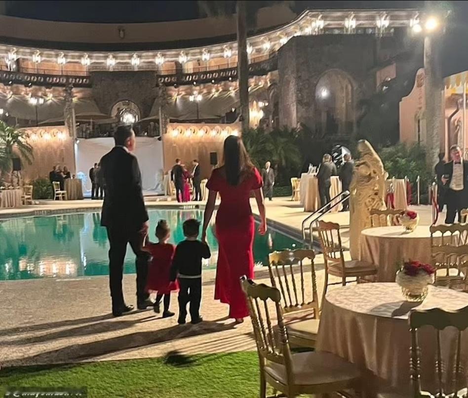 马斯克牵手印度裔女友高调亮相海湖庄园婚礼！54岁首富+39岁AI天才，4年生4娃