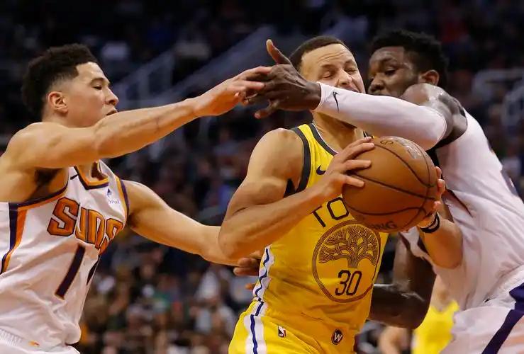 为什么勇士打快船能打得那么猛，一遇到太阳就完全不行了呢？其实原因很清楚！
 
在