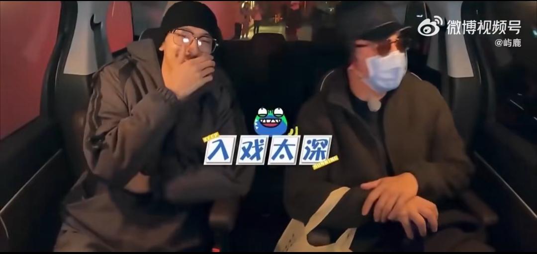 谁能想到几年前的老视频又被翻出来了！白鹿居然穿着姥姥的衣服来录节目，一开门沙溢直