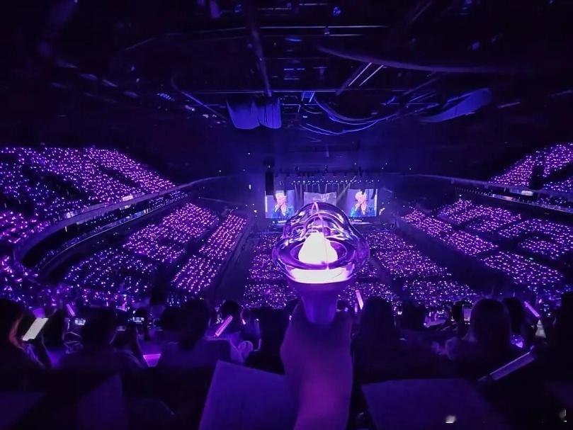 罗云熙晒视频演唱会座无虚席 罗云熙晒出全场全景实况，整片紫色星海铺满场馆每一个角