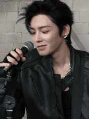 #侯明昊# 侯明昊，宛如从画卷中走出的翩翩少年，时尚在他身上完美演绎，真真是行走