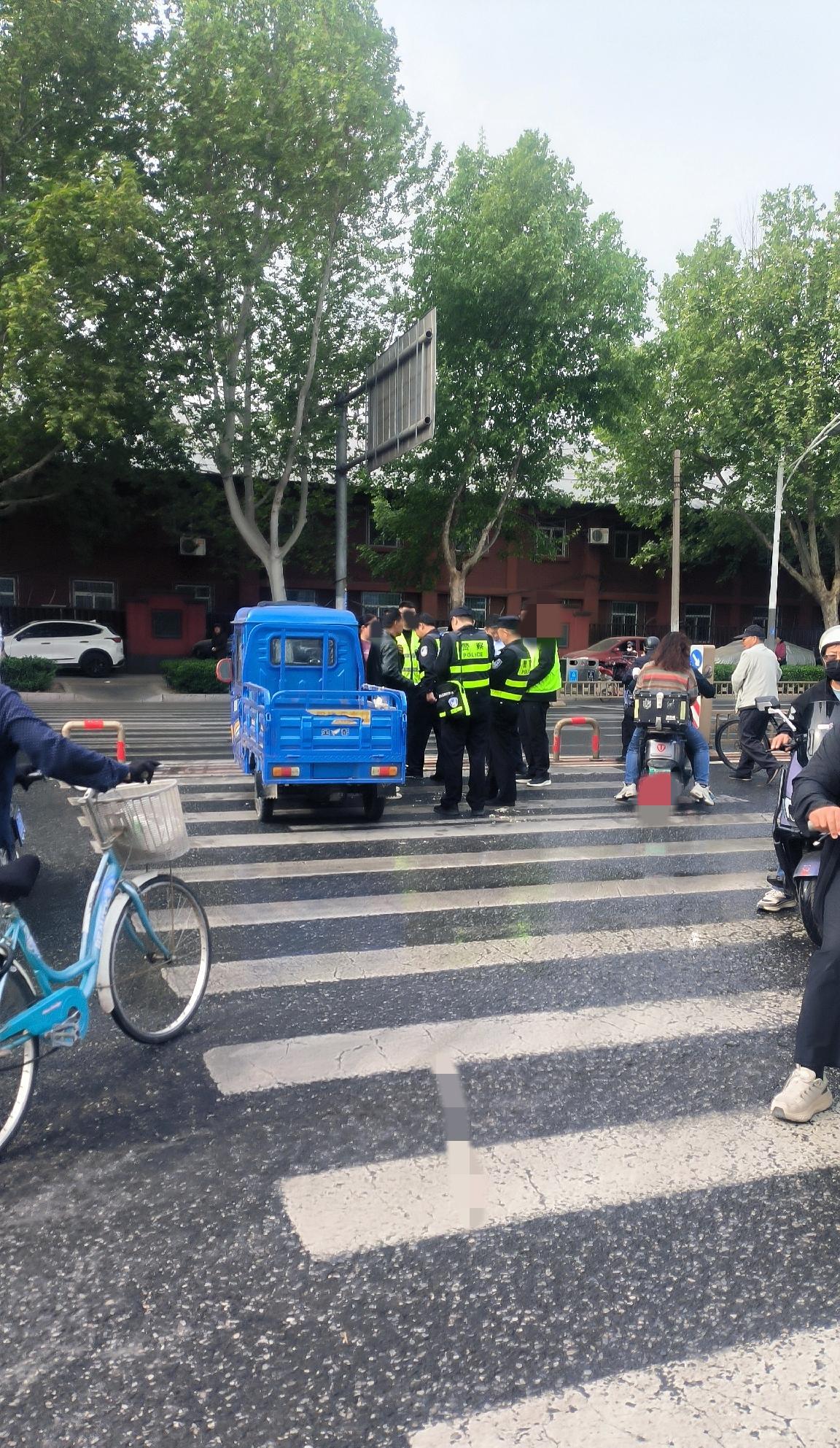 最近，经常在大、小十字路口碰到三轮车违反交规的场景，这辆三轮连牌照都没有，胆子够