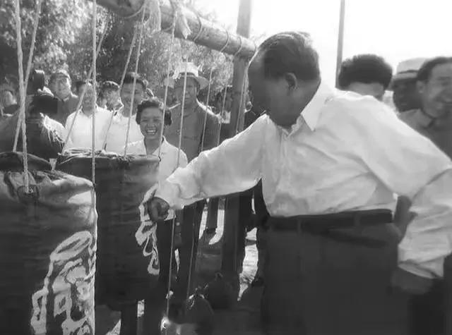 1964年主席打沙包的照片，动作非常可爱[心]主席虽然用兵如神，但他并不善于舞枪