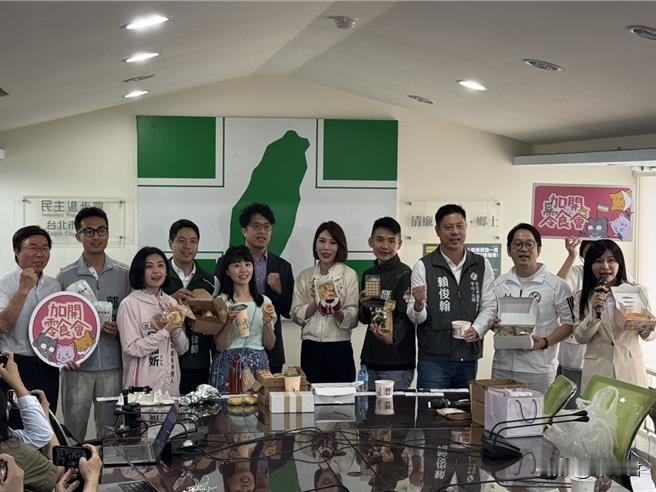 民进党立委沈伯洋29日下午至民进党台北市党部与多位要参选的议员新人同台分享在地零