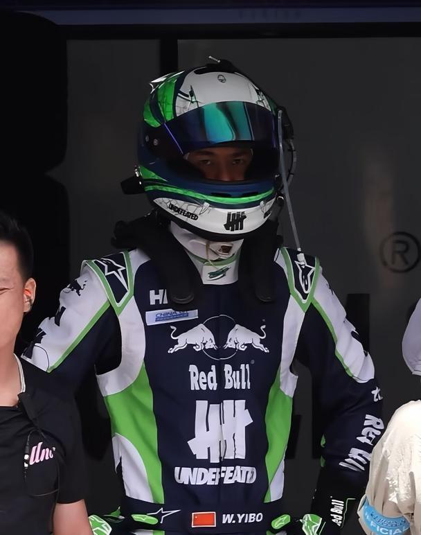 看到一博在巡视香菜地了 宝宝好在意我们
王一博 王一博赛车 85RACING 赛