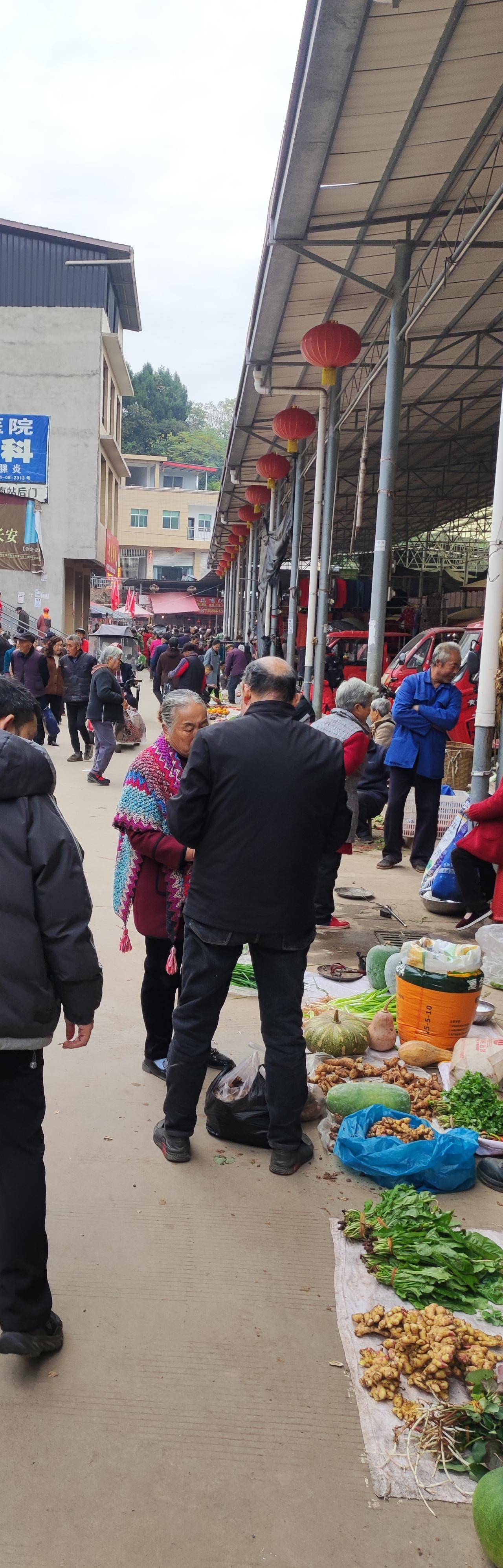 今天老公休息，没什么事情，想着去乡镇逛逛。
起床洗完脸，收拾好，就出发了。
开车