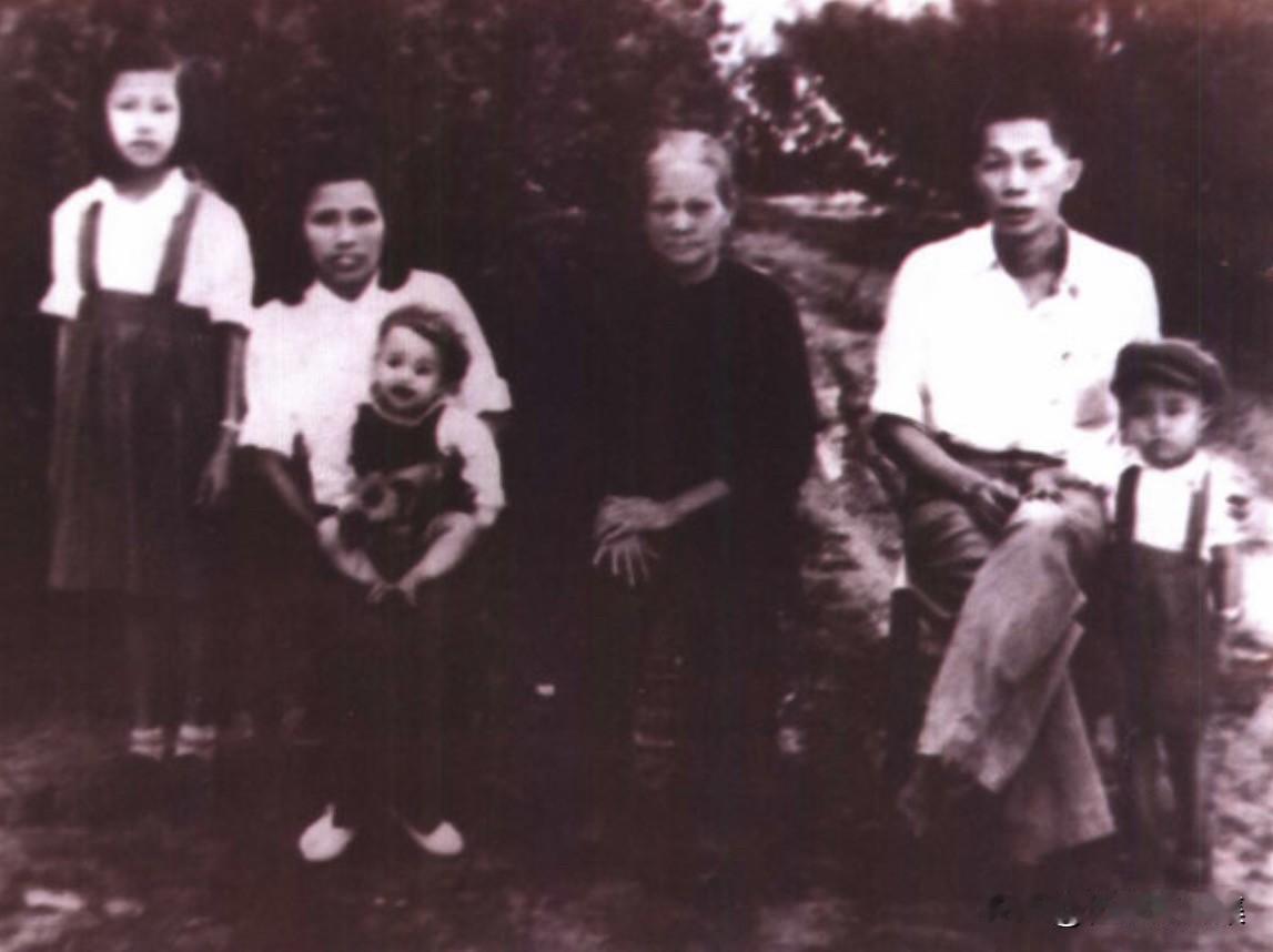 1956年春节，冯白驹与妻子曾惠予等的全家福。曾惠予是冯白驹的第三任妻子，也是陪