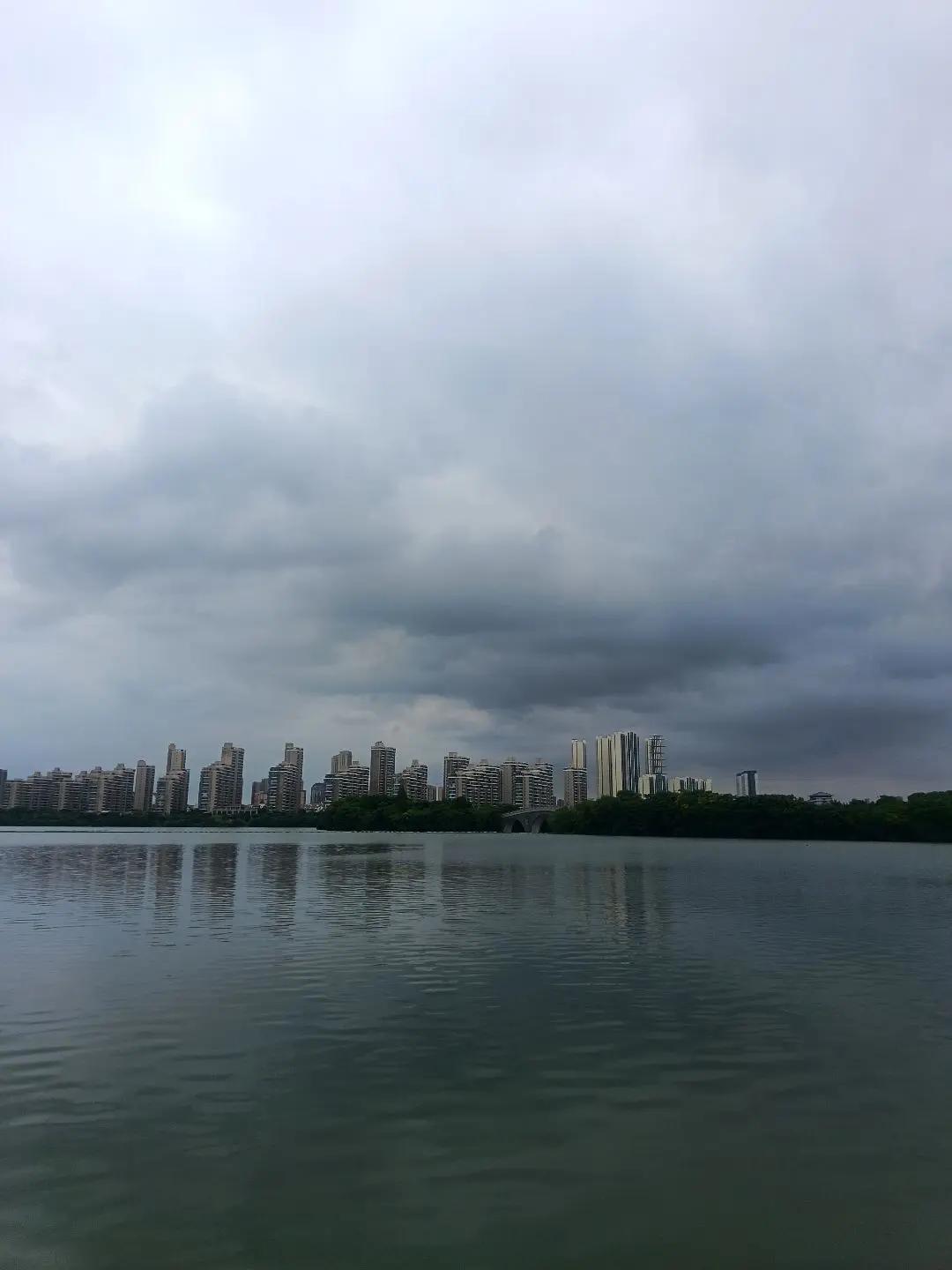 好好珍惜对你好的人吧！这世上，没有谁天生就该对你好。愿意事事惦记你、处处迁就你的