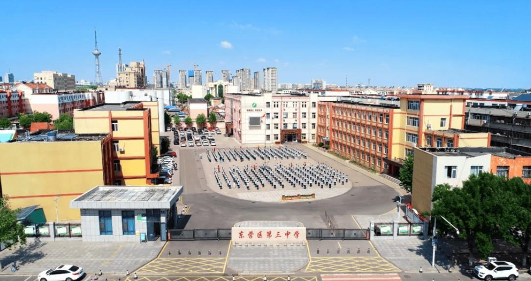 一个学校好不好，其实很好区分……
举个最简单的例子：
区三中上学时，学校里放的是