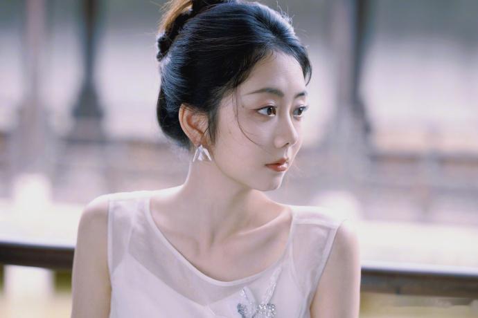 谭松韵白裙氛围美女谭松韵古雅诗意美人谭松韵白裙造型惊艳！轻盈纱裙有灵动仙气，盘发