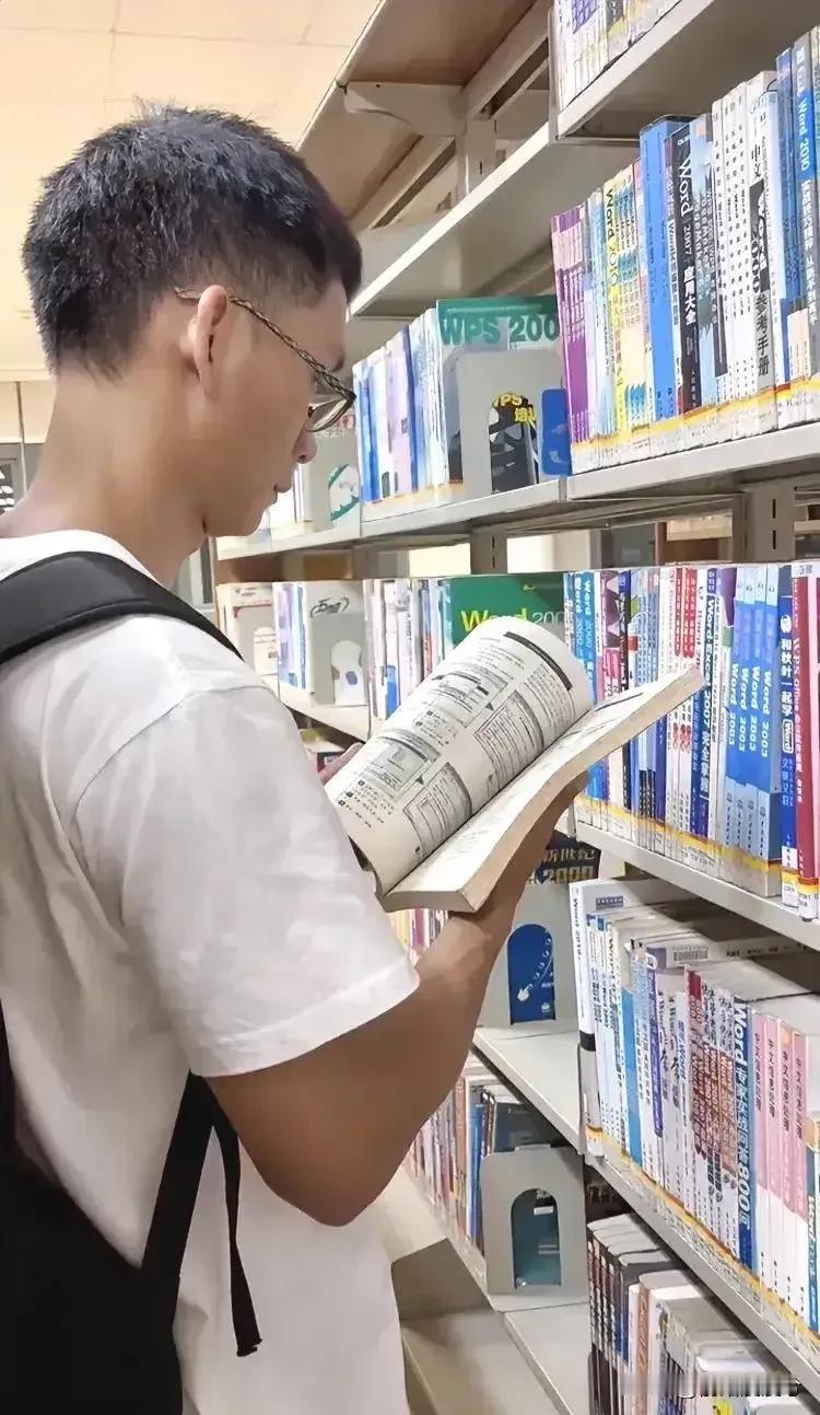 唐尚珺主攻C语言，泡在图书馆看C语言课程，他之前说，C语言课太难了，一直学不会，