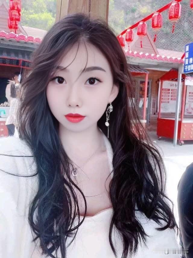 元气少女在古风街市打卡，红灯笼映衬下美得发光！古风拍照打卡地