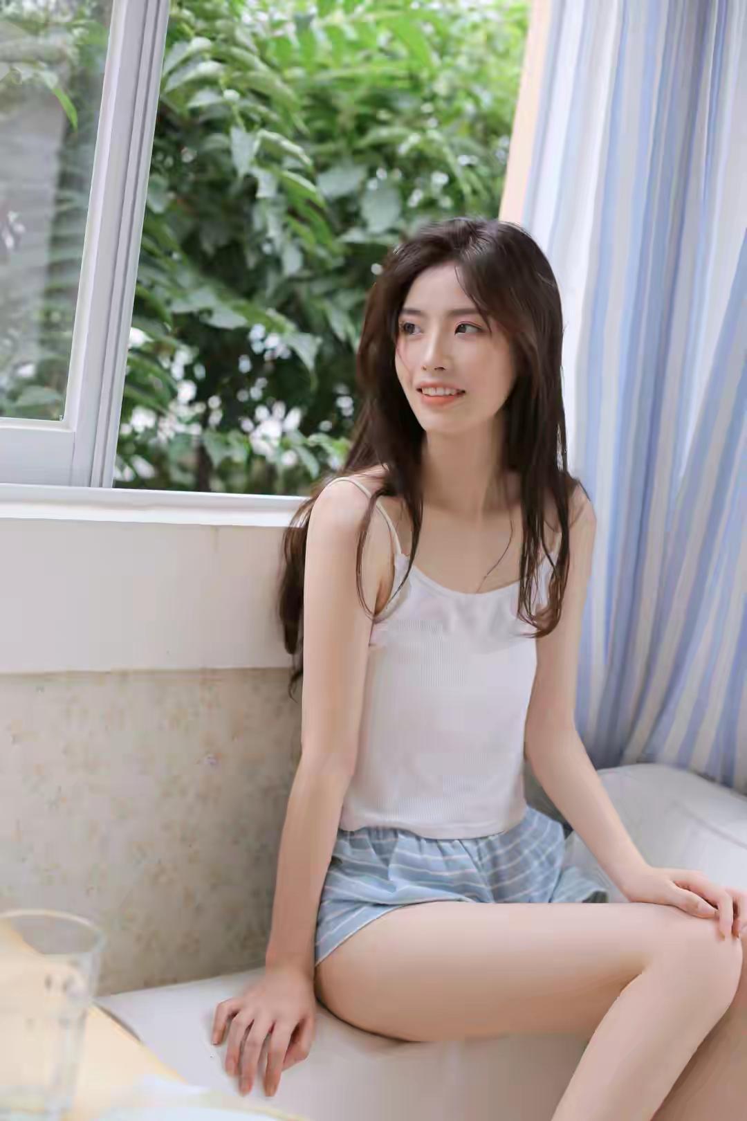 阳光洒进来的午后，少女在窗边微笑少女感笑容 少女感微笑女孩