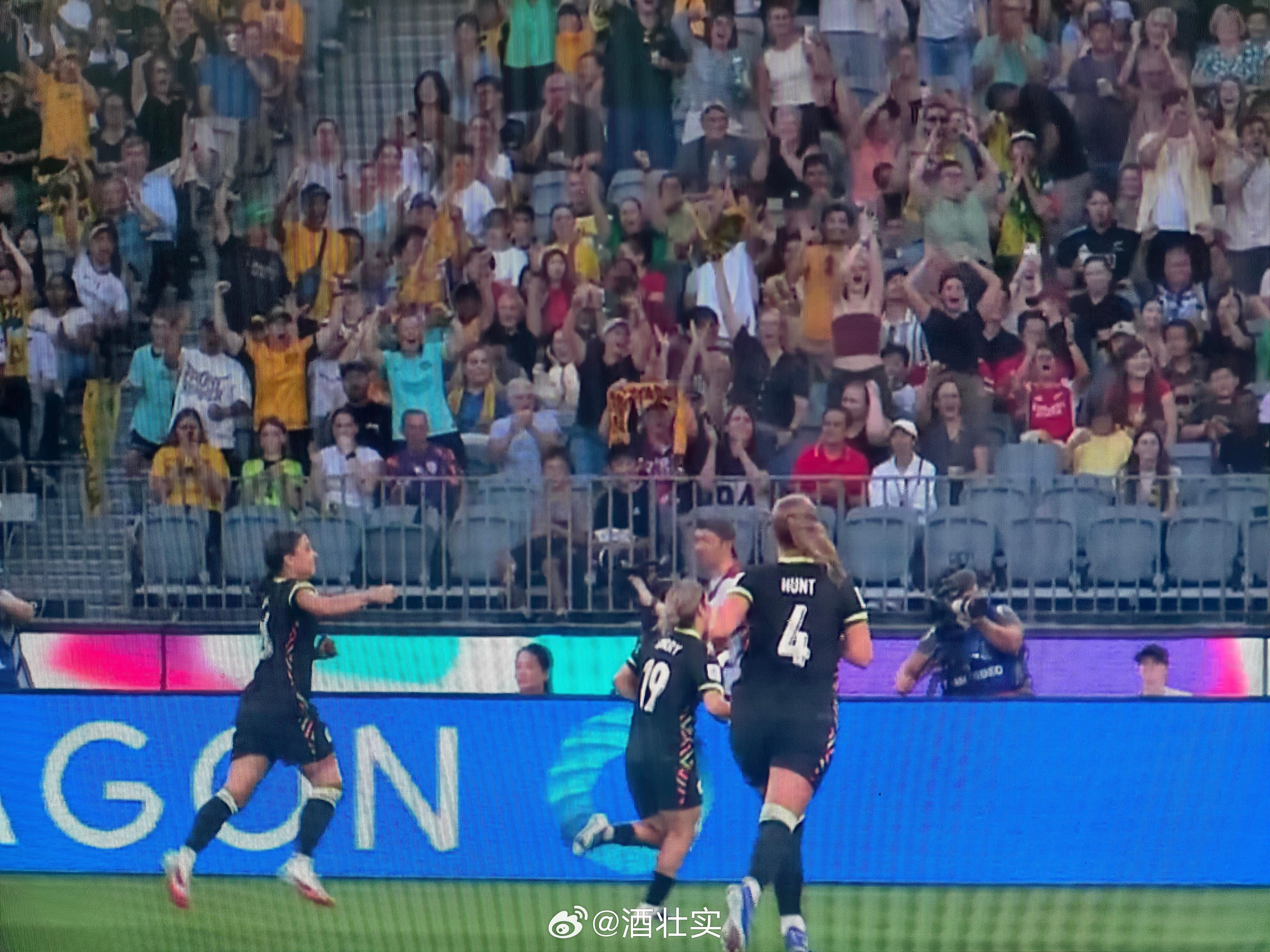 中国女足落后澳大利亚中国女足哎丢球了，后防面对澳大利亚女足的压迫，有点跟不上，位