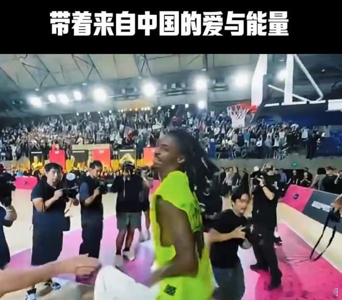 莫兰特比心致谢中国球迷 他离开了赛场，但莫兰特以比心告别中国球迷的瞬间，成了这次