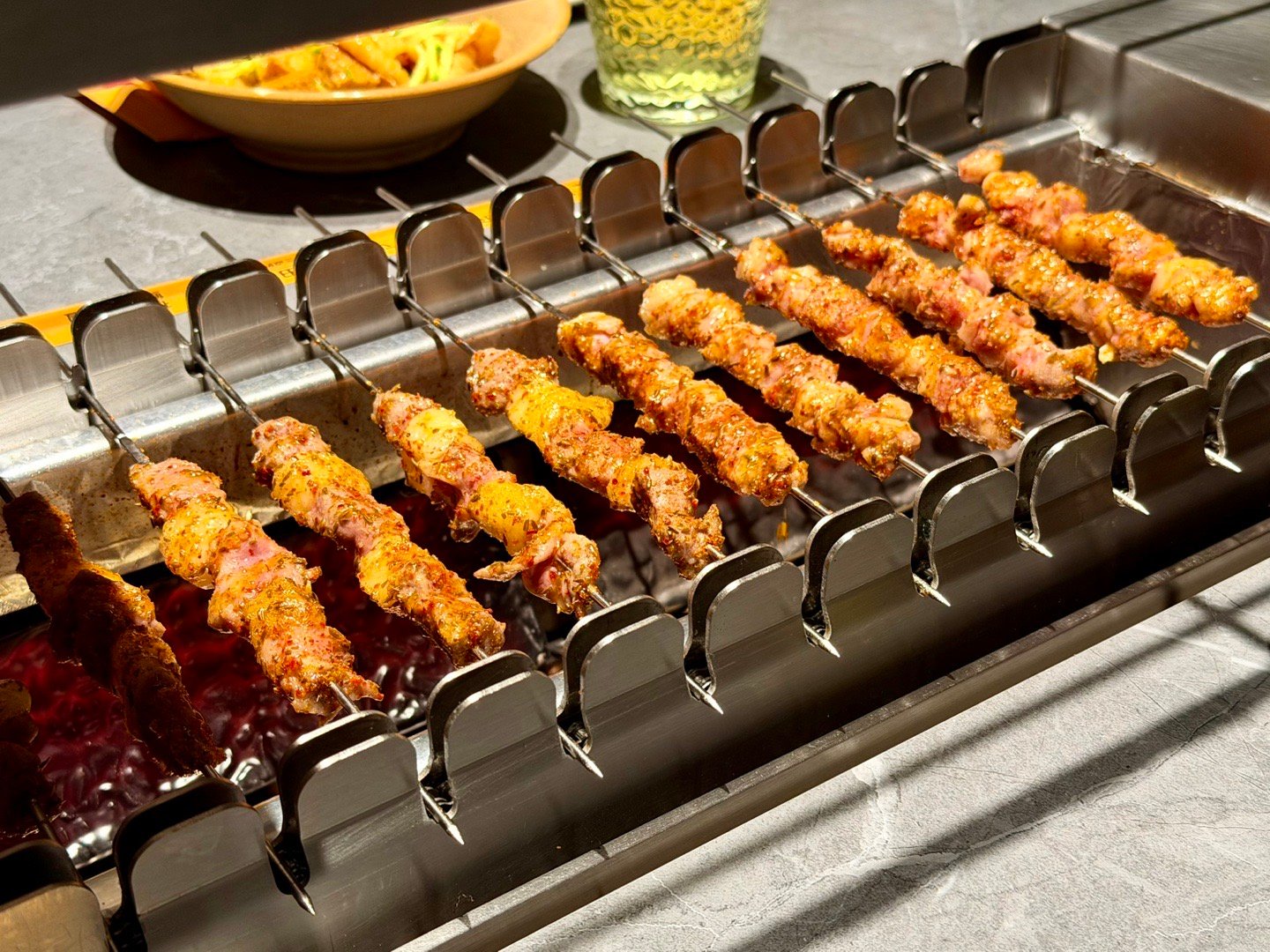 周五了还是立冬，吃点串吧朋友带了瓶威士忌，还挺好喝[馋嘴] ​​​