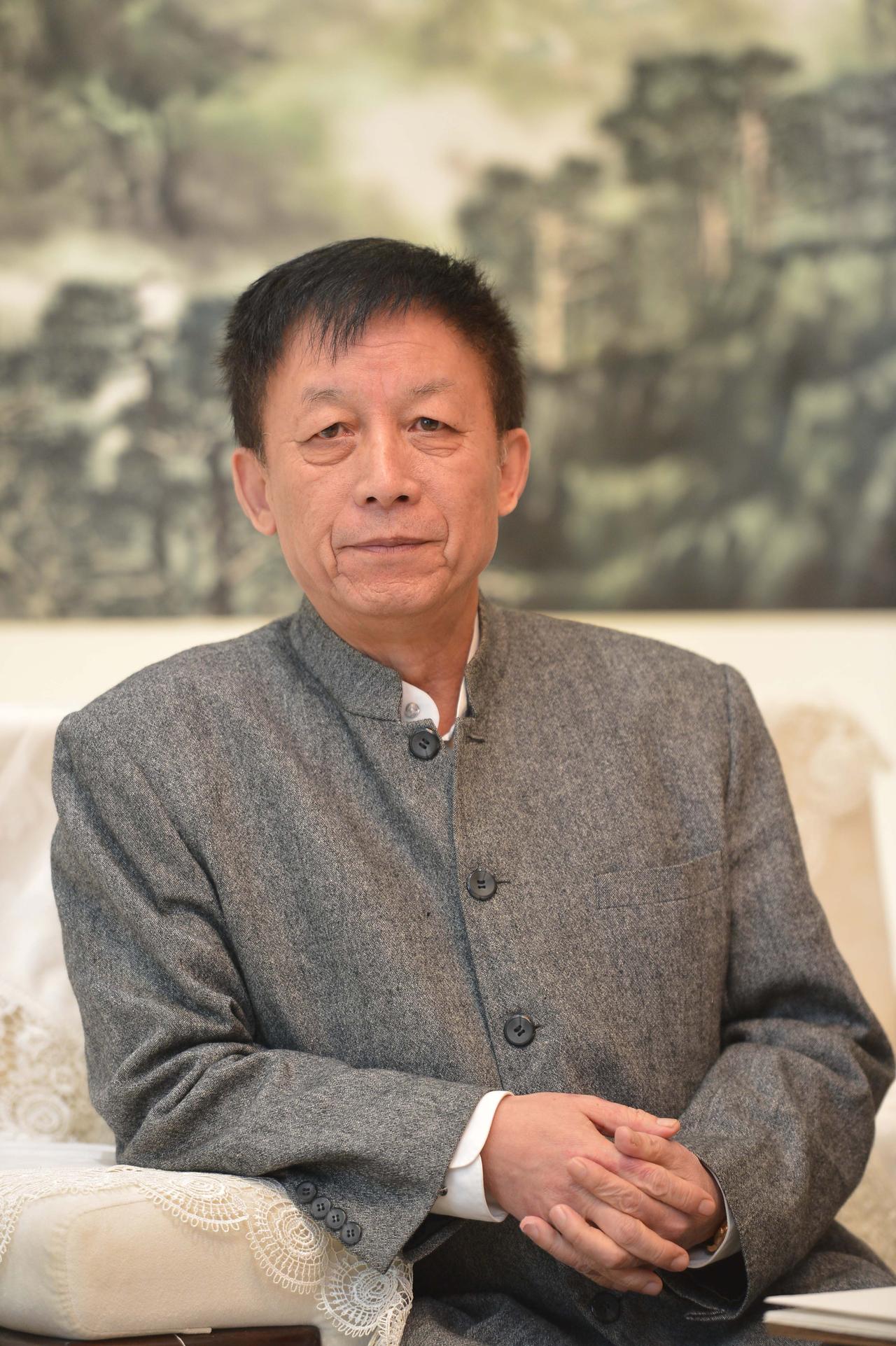 连易中天也投身拍电影了。曾有人视他为学界清流，更有人称他是“中国的脊梁”，可如今