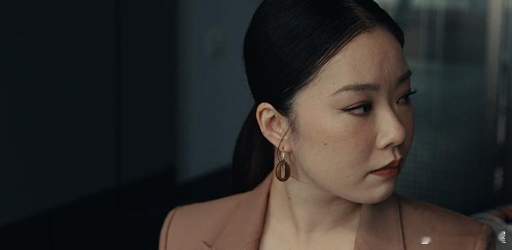王菊吃上苦果亦是果了拒绝依附与妥协，赵兰心靠自己站稳脚跟，在复杂环境里步步前行。