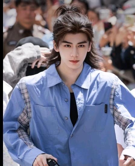 谁也没料到，张凌赫这次辞演的消息，直接把“红是双刃剑”这五个字砸成了现实。
靠《