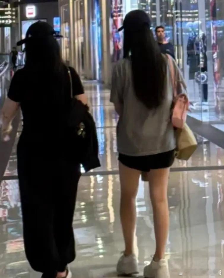 新加坡偶遇到李湘和她的女儿王诗龄，母女俩正在逛商场，路人镜头下的两个人看着都不胖