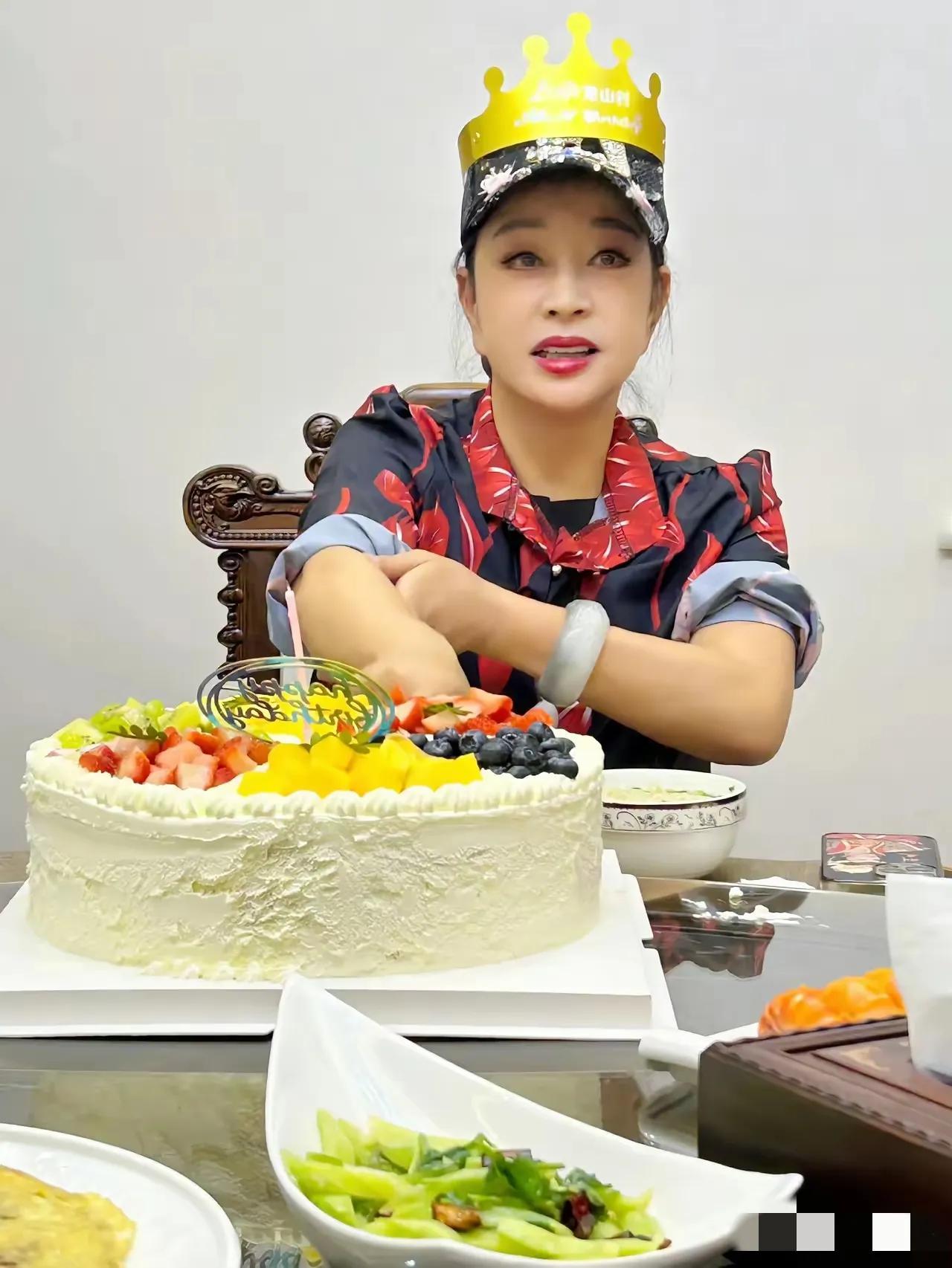 刘晓庆发文祝自己生日快乐，
这照片拍得好漂亮啊，
今天不说她多少岁。
就这照片大