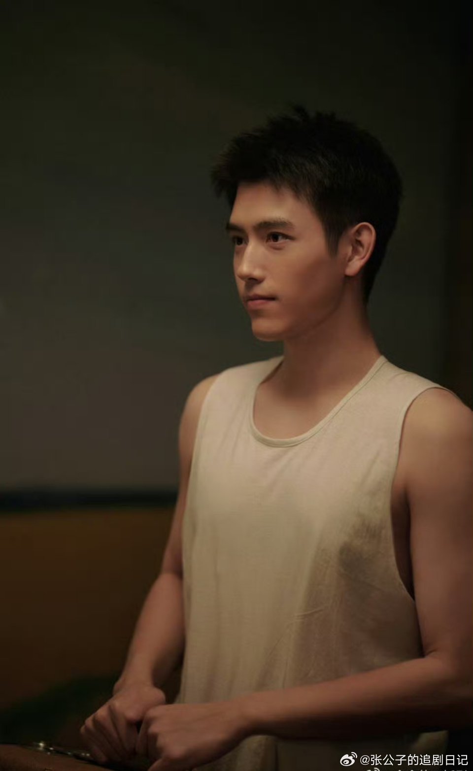 陈飞宇地震拥抱这段简直BG的神方穆扬也太有安全感了，地震第一时间护着费霓，默默给