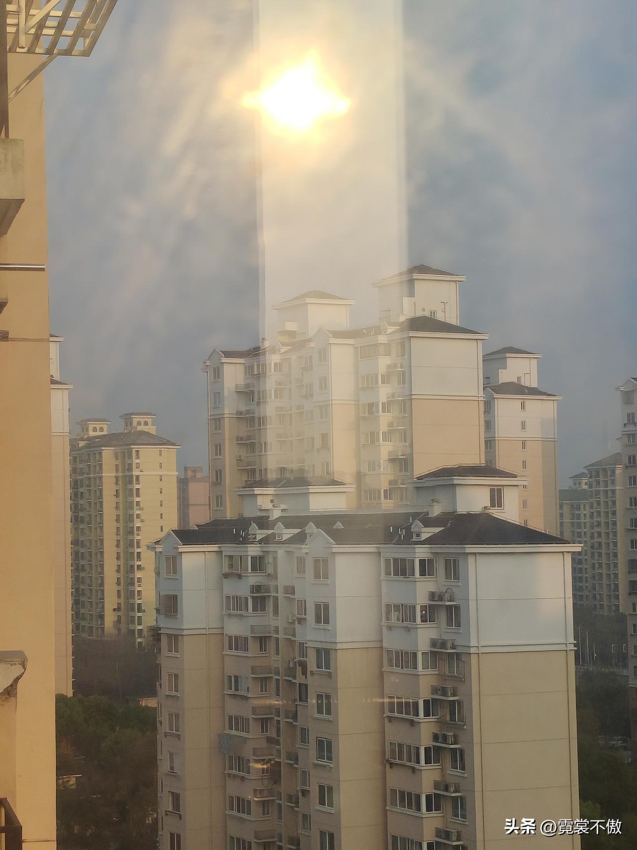 清早起床，看见西边有个大太阳，太阳应该是从东边升起的！再一看，东边也有一个太阳！