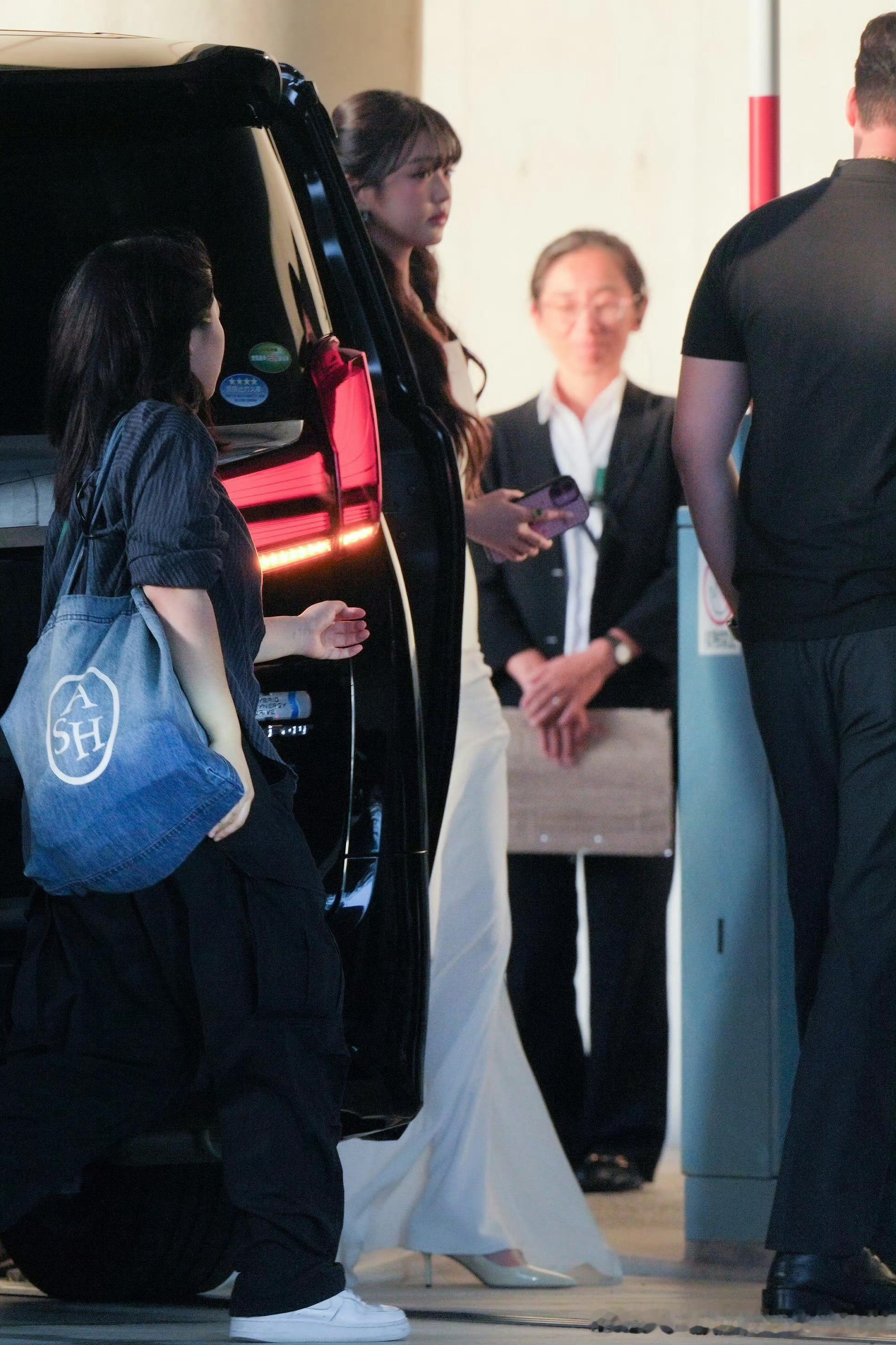 张元英宝格丽活动 公主头➕拖地白裙，看得出她是公主👸 ​​​