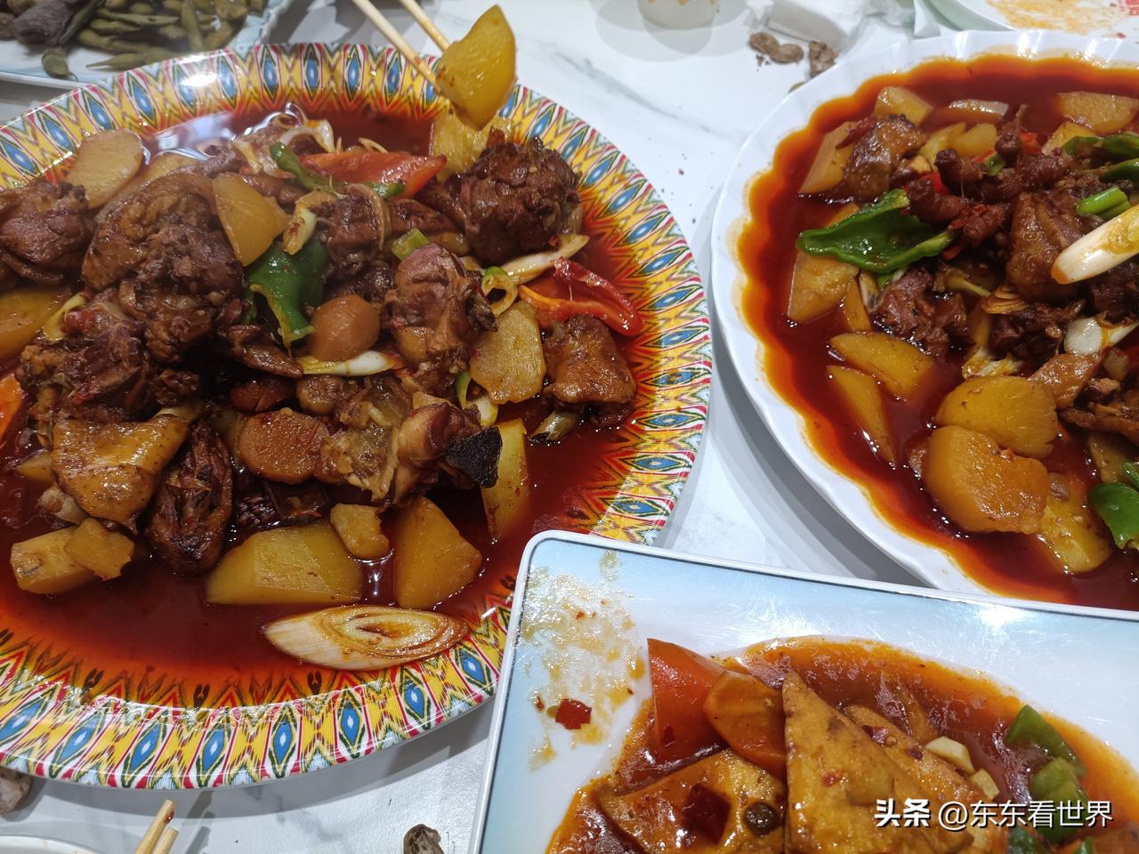 在新疆实现了吃肉自由。[呲牙]

新疆大盘鸡，两大盘120元，果园走地鸡，划算不