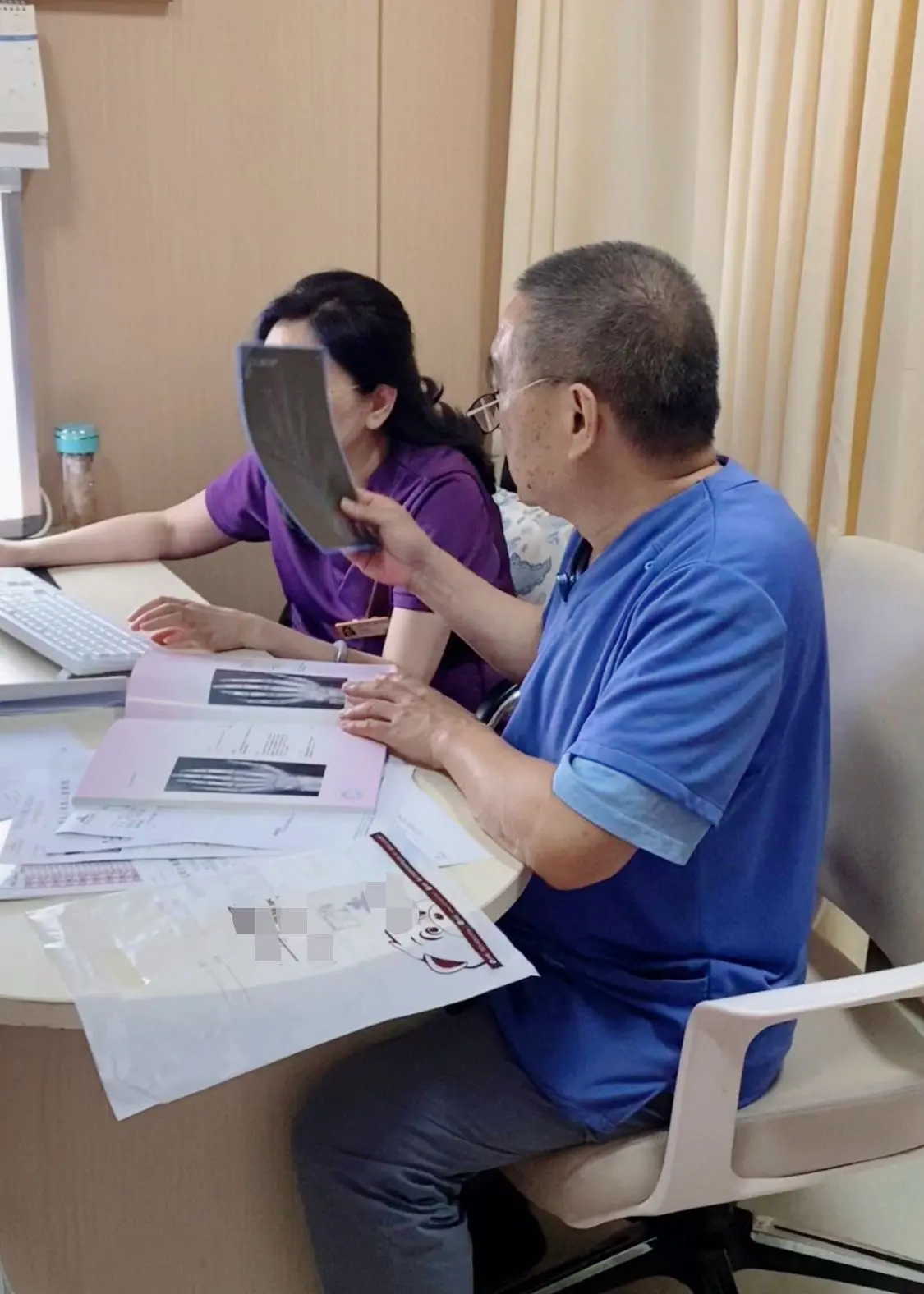 国庆第二天上午接诊一个这样的小患者，8岁半女娃娃，骨龄已经11岁半了...