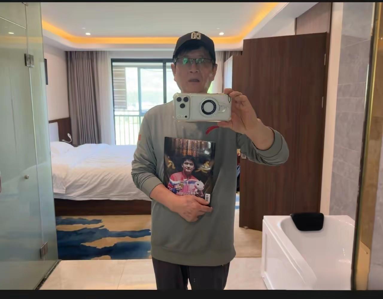【吴敬平对镜自拍，坚定支持樊振东】这张对镜自拍真的太戳人了！🥹 吴敬平教练直接