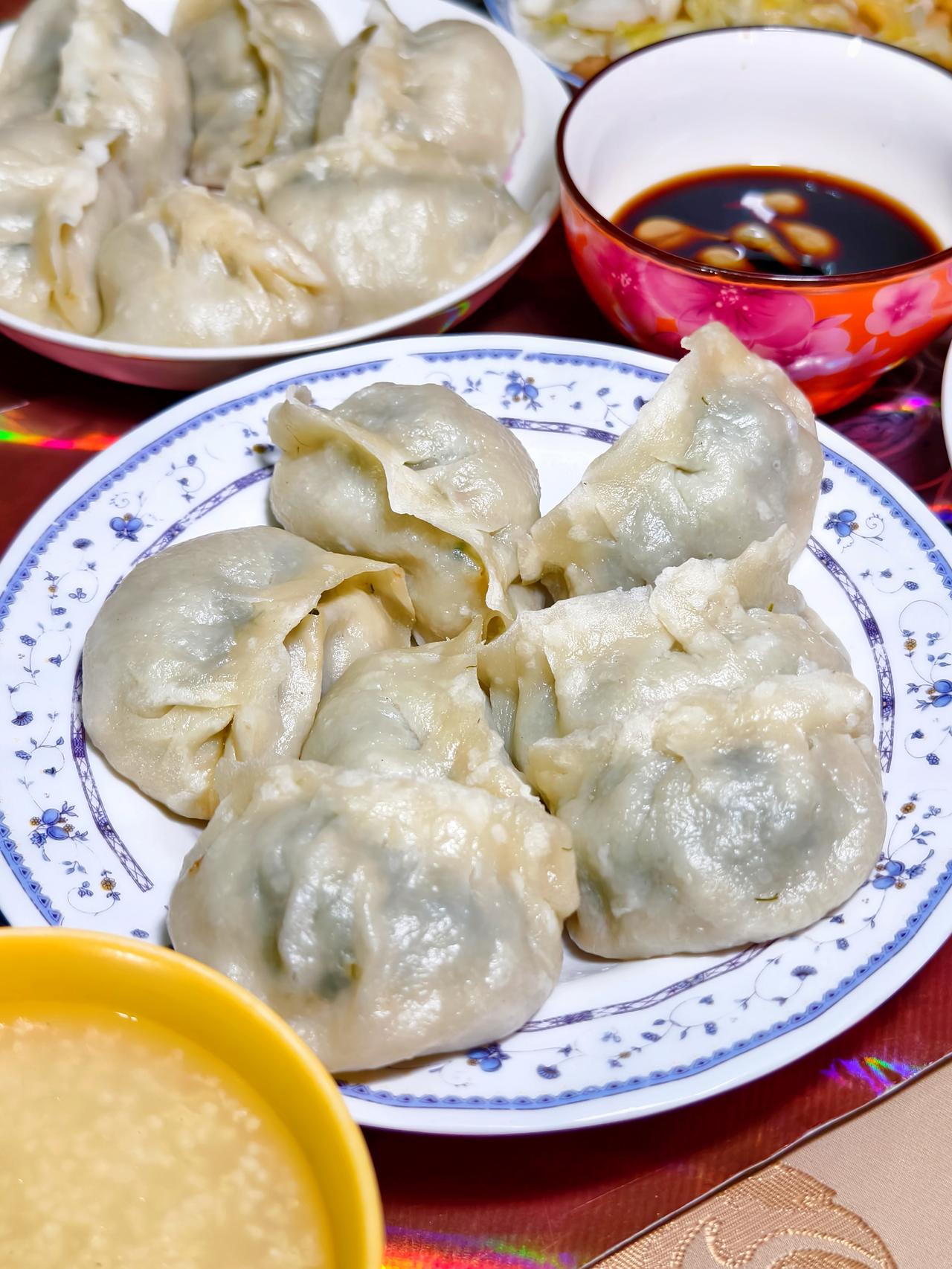 晚饭，吃了嘛？吃的嘛？
猜猜蒸饺是嘛馅的？  ​​​