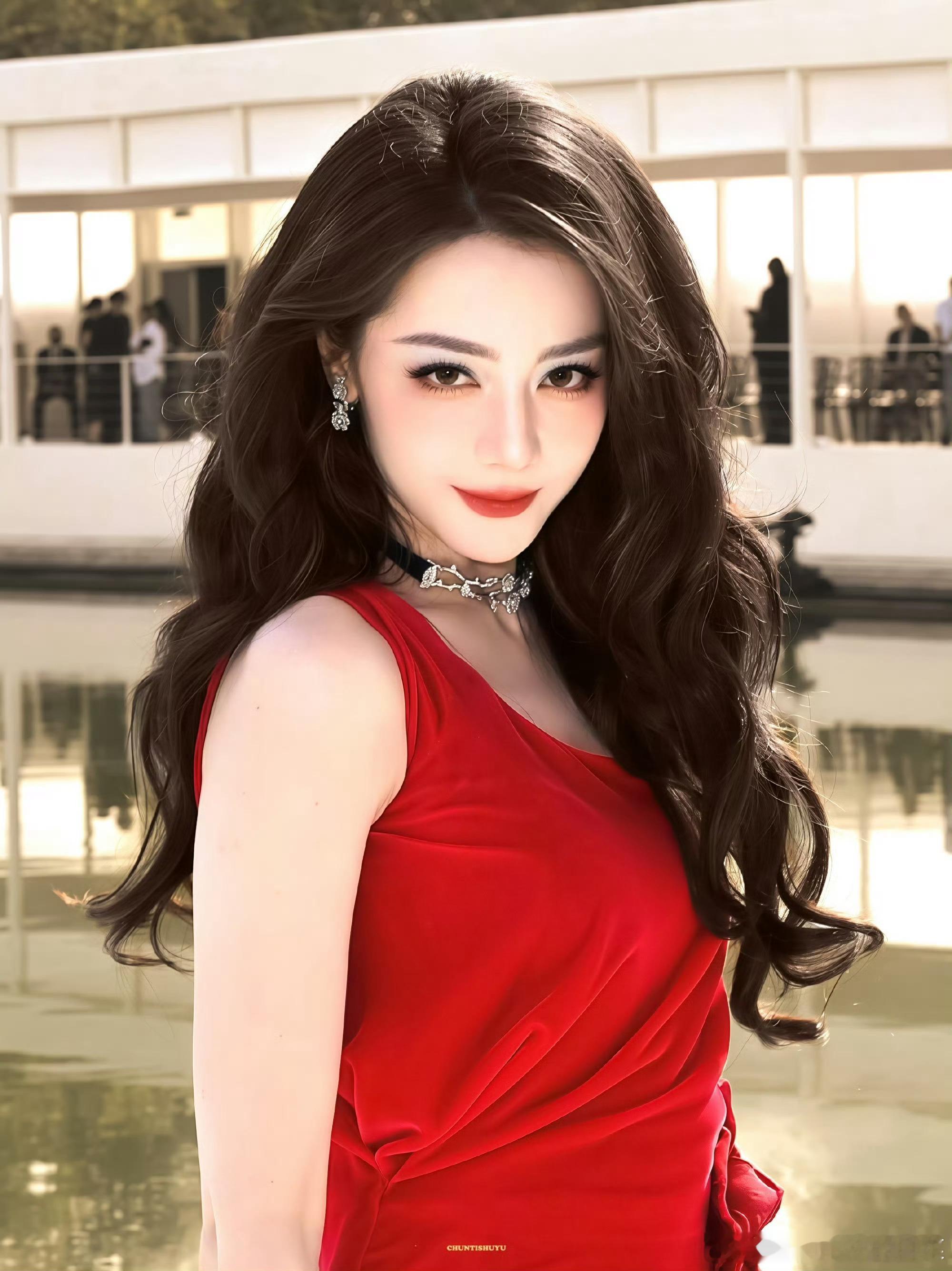 红色是姐姐的统治区迪丽热巴巴黎时装周 ​​​