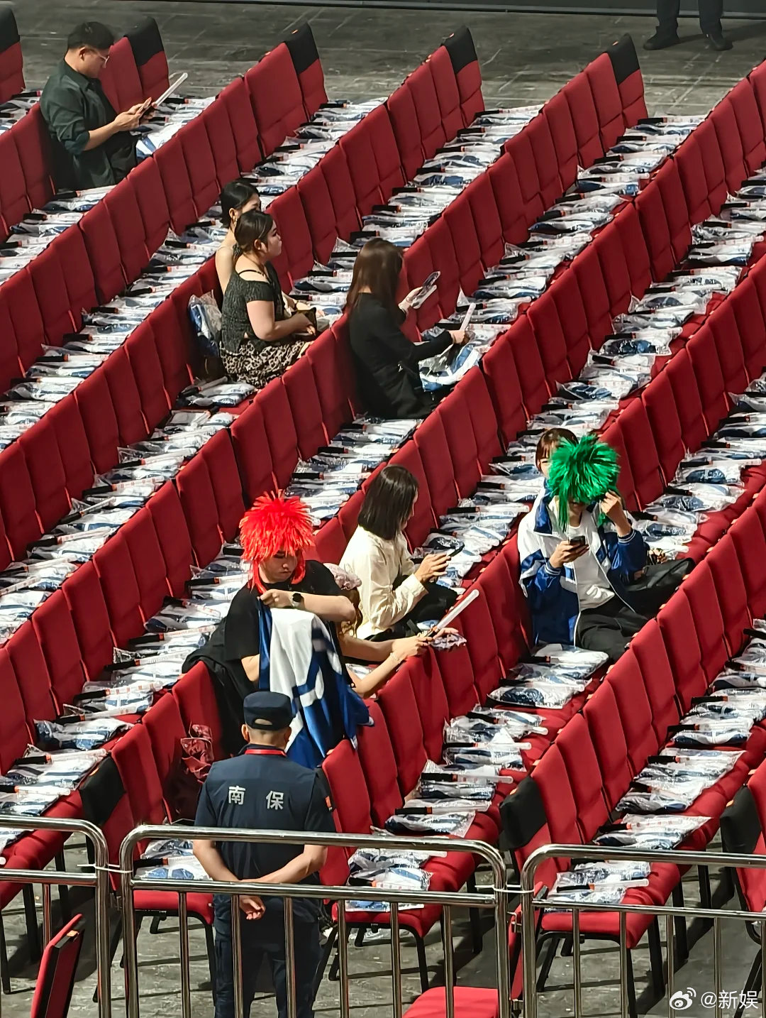 徐良演唱会发校服没想到，徐良演唱会的伴手礼竟然是校服！真·人手一件！徐良还是太大