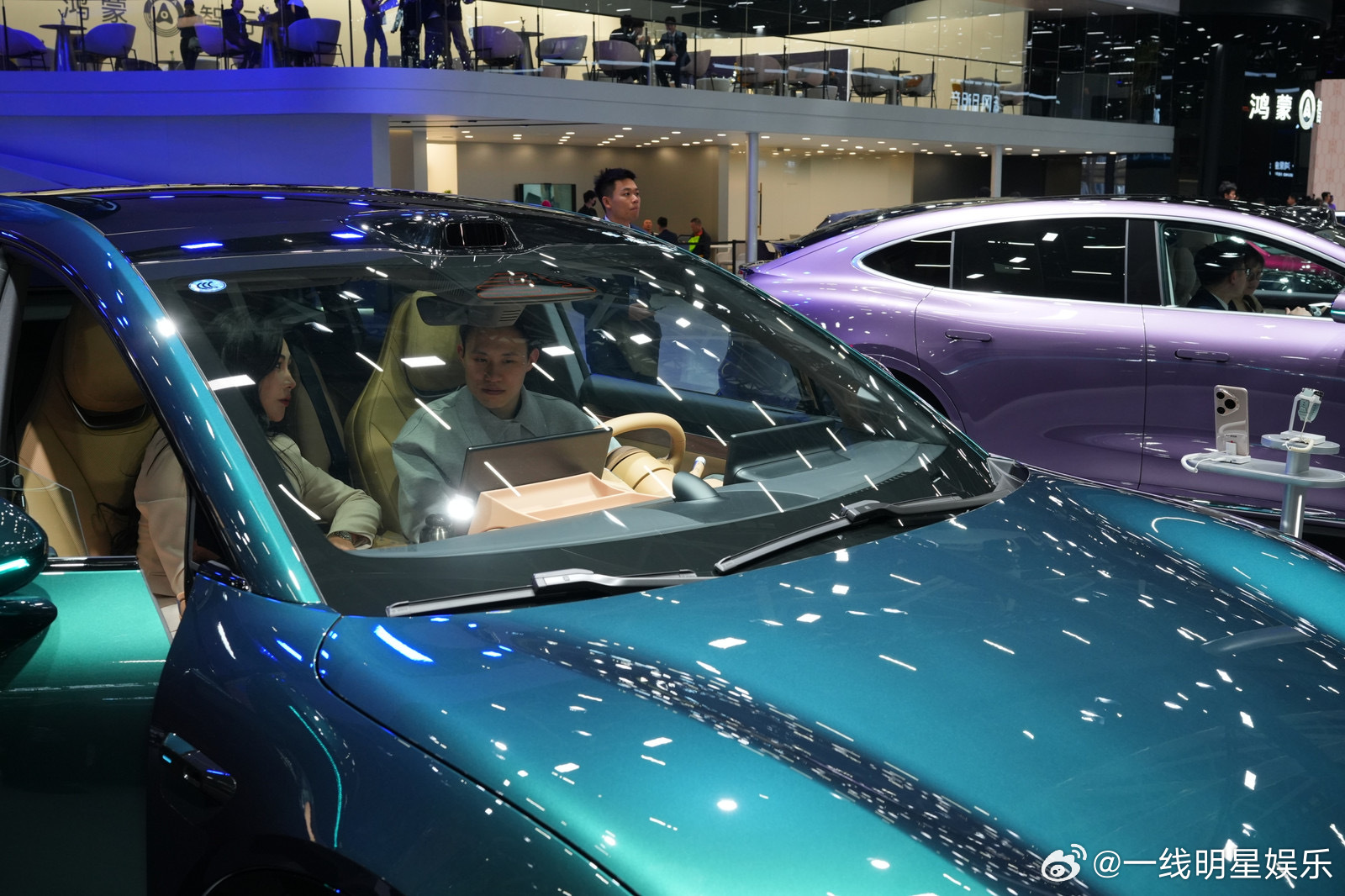 车展上的谢思埸简直是一股清流，别人都在拍车，他认真研究每辆车的细节，时不时还和工