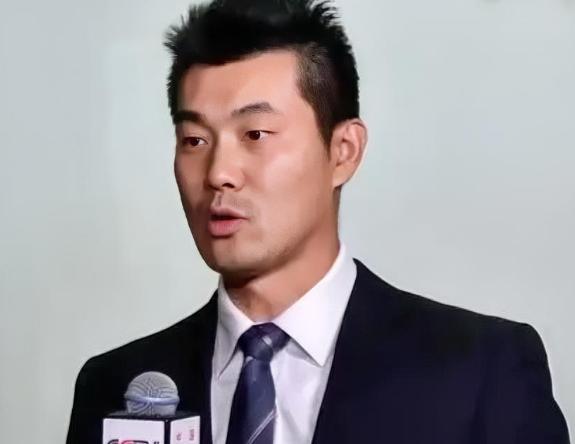 杨瀚森首秀不佳的原因找到了，王仕鹏点评！总结原因如下:
1、体能不行；
2、力量