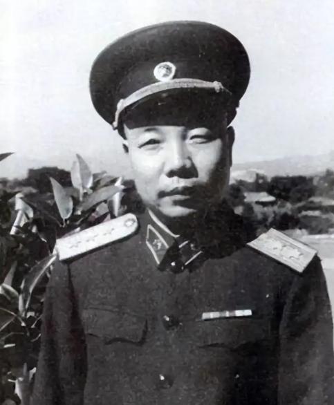 1958年，开国上将萧华回到江西兴国，找到了失散24年的亲妹妹萧金洪。见面时，萧