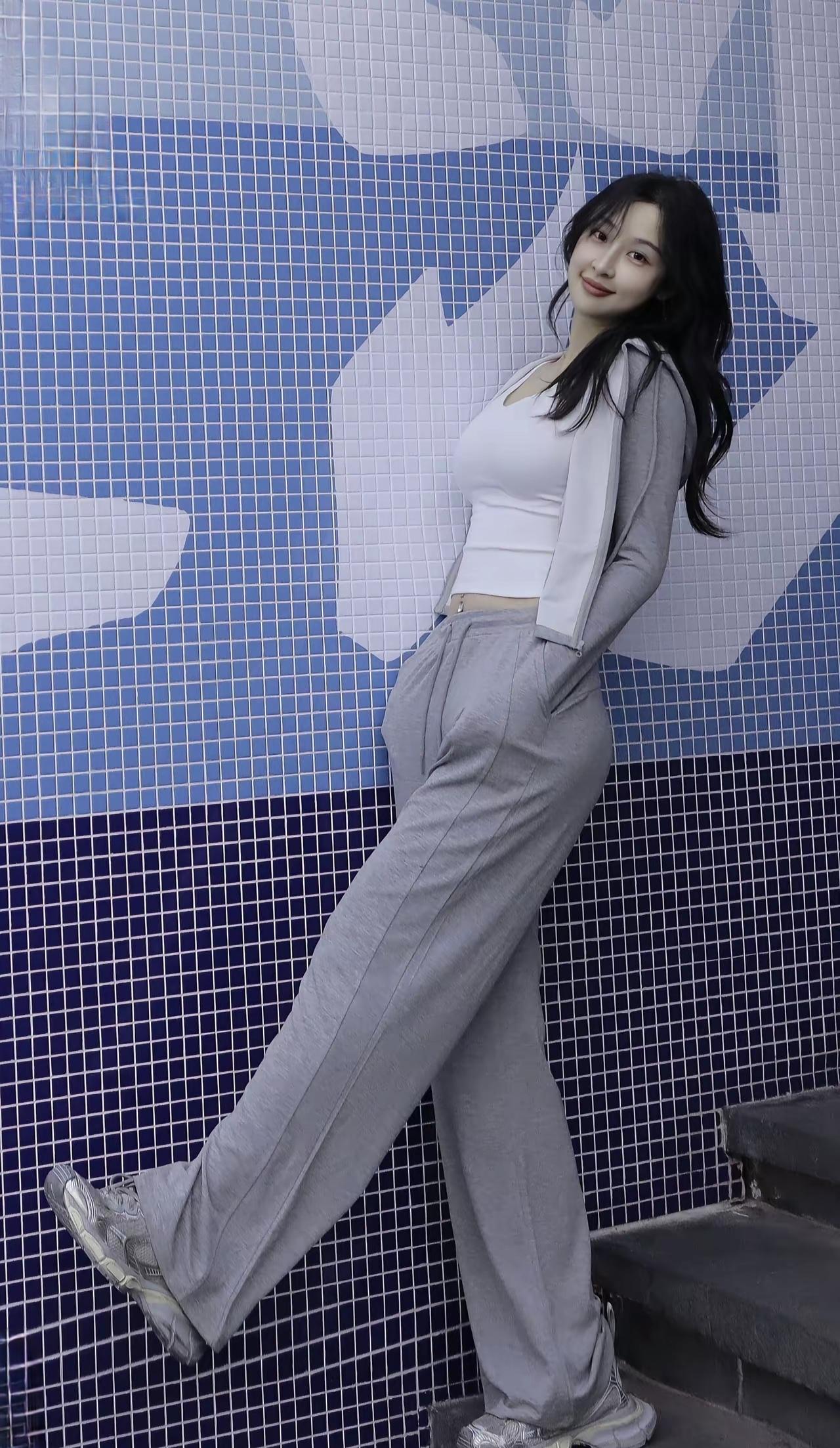 这妹子靠墙摆pose，好有范儿！