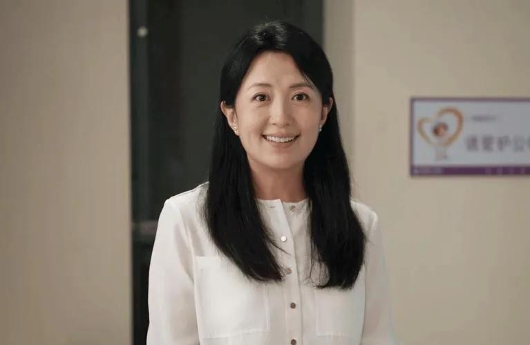 《我的后半生》热播，50岁杨童舒再掀波澜。她以精湛演技诠释护士长角色，优雅气质与