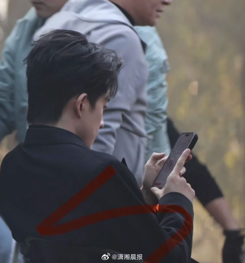 【#敖瑞鹏拍戏间隙看股票#】1月15日，网友拍到敖瑞鹏在拍照间隙看股票。路透画面