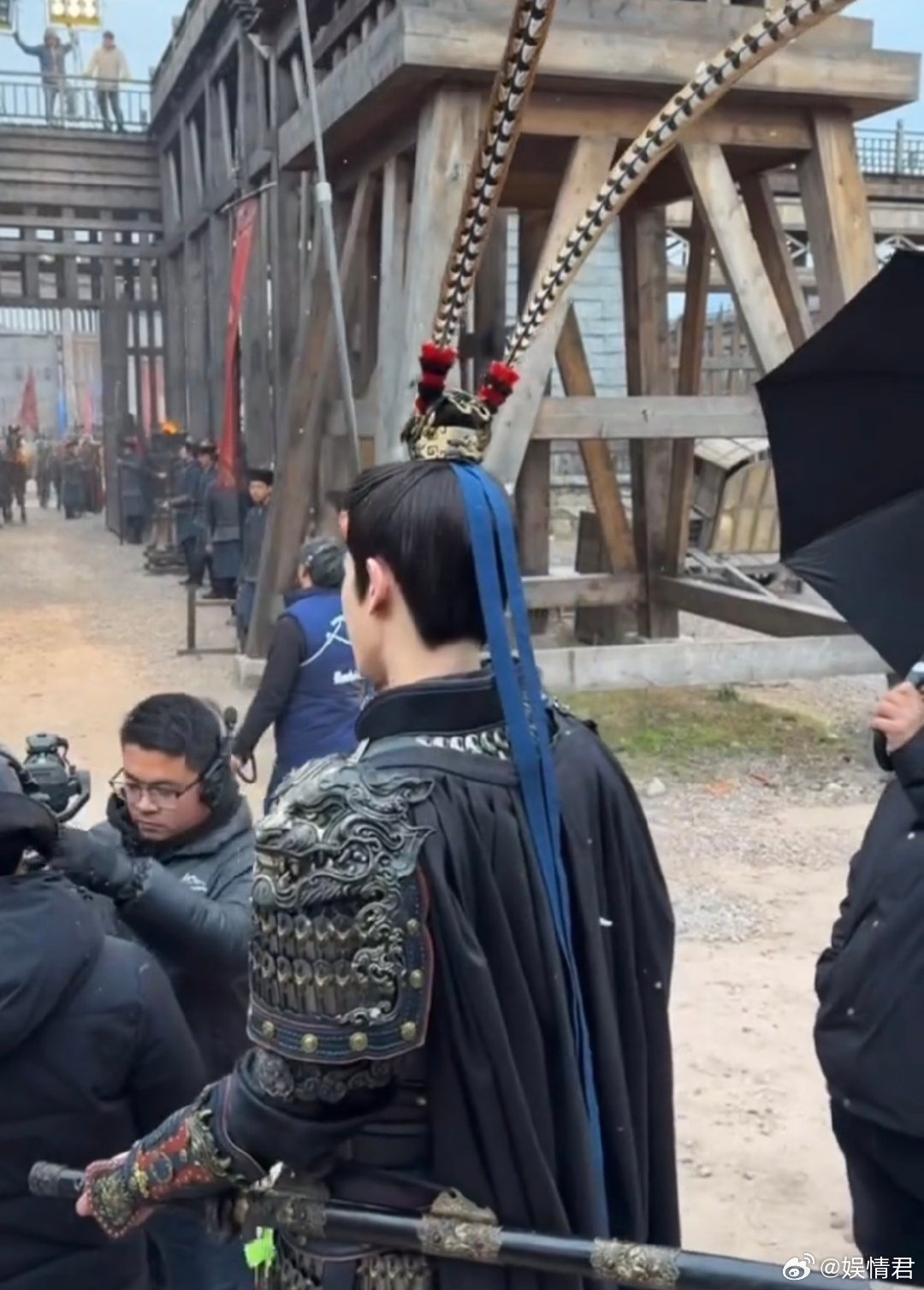 谢征戴上雉鸡翎也不忘樊长玉的发带小情侣太好嗑了 