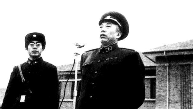 1957年，铁道兵司令王震上将碰到3个海军军官在那大声划拳喝酒，吵得不行。王司令