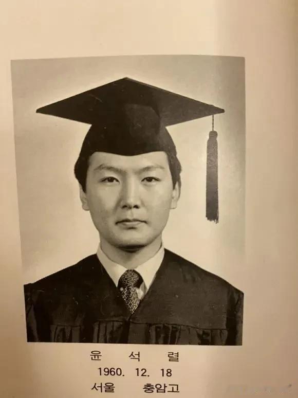 第国立汉城大学法学系二年级本科生时期的尹锡悦。由于起草了一则“判决书”而成为享誉